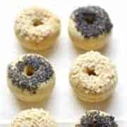 Mini bagels with sesame and poppyseed toppings.